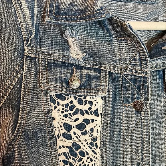 ❌SOLD❌TRUE NORTH Denim Jacket with Crochet detailing size M - Picture 6 of 8